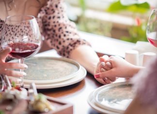 Decide pedirle matrimonio a su novia porque el camarero tardaba mucho en traer los segundos y no sabía de qué hablar