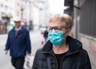 El Gobierno recuerda que la gente que sigue llevando mascarilla por la calle puede volver a ser tachada de loca