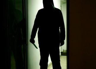 «Has dejado tu carrito de la compra a medias, ¿seguro que no quieres completar tu compra?», dice un hombre que está de pie, en tu casa, con un cuchillo en la mano y recordándote que al final no pulsaste el botón de «pagar» en una tienda online