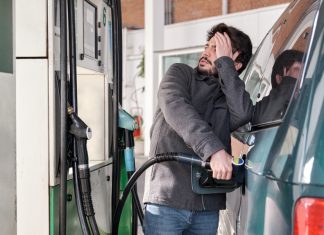 Debido al precio del combustible, la voz de los surtidores de las gasolineras empezará a decir «gracias y lo siento»
