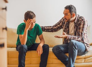 Los pedagogos alertan que retrasar el acceso al móvil de los niños los expone al peligro de ser criados por sus padres