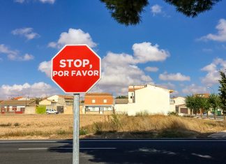 Añadir «por favor» a las señales de stop aumentaría un 60% su eficacia, según un estudio de la DGT