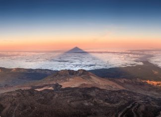 Trucos para aprovechar la sombra del Teide y ahorrarte los 10 euros de una sombrilla de playa