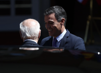 Sánchez “coloca” a Biden una paella por 165 euros