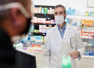 La Asociación de Farmacéuticos vuelve a equivocarse con el tamaño al encargar sus bolsas de plástico