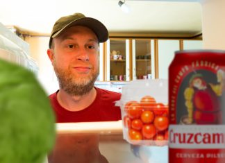 Desesperado por el calor, un señor se bebe una Cruzcampo