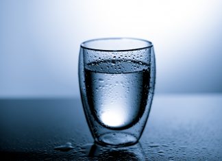 Los expertos recomiendan hacer frente al calor bebiendo el agua que se forma en la raja del culo