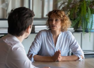 Una mujer en plena entrevista de trabajo empieza a sospechar que está en el psicólogo
