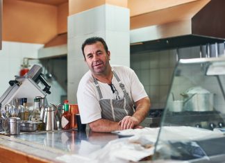 “La ensaladilla no puede ser porque llevamos tres meses sirviéndola y nunca ha dado problemas”, se defiende un bar ante varios casos de salmonelosis