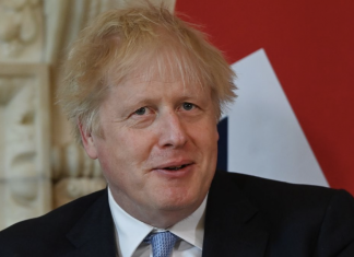 Logran que Boris Johnson dimita prometiéndole una fiesta de despedida inolvidable