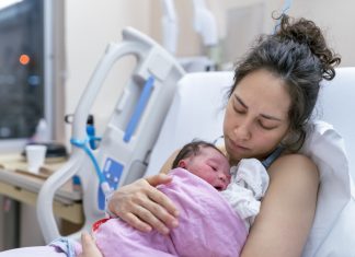 Una feminista da a luz a un hombre cis heterosexual blanco