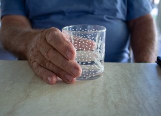 Un hombre sufre quemaduras de tercer grado en la lengua tras pedir un agua del tiempo en Sevilla