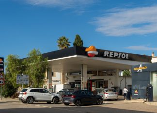 El Gobierno alerta de un aumento de coches abandonados en gasolineras este verano