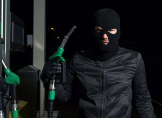 Los trabajadores de las gasolineras tendrán que llevar pasamontañas para cobrar a los clientes