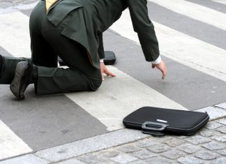 Se tira en marcha de un coche de Uber al leer en el móvil un artículo sobre las prácticas mafiosas de la empresa