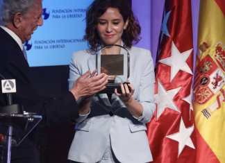 Ayuso recibe la Medalla al Cuidado de la Tercera Edad en Plena Pandemia