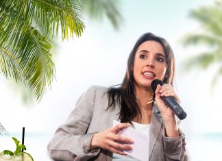 Irene Montero comparte ahora un «selfie» con la presidenta de una asociación feminista de Punta Cana