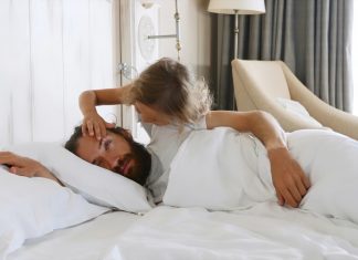 Las familias españolas están deseando volver a sus trabajos de mierda con tal de perder de vista a sus hijos, según un informe