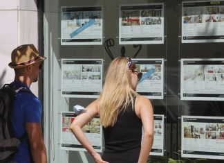 20 cosas que tienes que valorar cuando estés mirando el escaparate de una inmobiliaria del pueblo de playa al que has ido a veranear