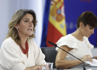 Las medidas de ahorro energético, una a una: dejar de usar el intermitente, como si tuvieras un BMW, y apagar en agosto el árbol de Navidad de Vigo