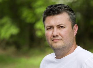 Se plantea abrir su relación para conocer a otras personas aparte de sí mismo