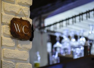 Los bares dejarán usar el baño a sus clientes solo para defecar y orinar productos consumidos en el local