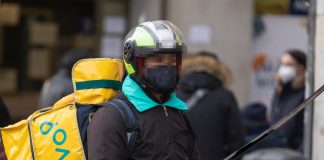Glovo contratará al rider que entregue la cabeza de Yolanda Díaz en las oficinas centrales de la compañía