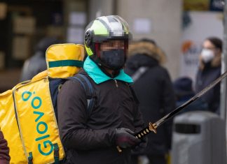Glovo contratará al rider que entregue la cabeza de Yolanda Díaz en las oficinas centrales de la compañía
