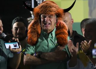 Bolsonaro insiste en que el disfraz de búfalo que lleva puesto desde su derrota es el de Halloween