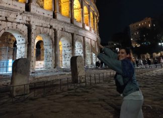 Una turista despistada lleva horas sujetando el Coliseo Romano pensando que es la Torre inclinada de Pisa