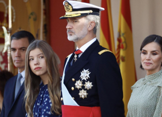 Otro error de protocolo en el desfile de la Hispanidad lleva a España a seguir teniendo rey