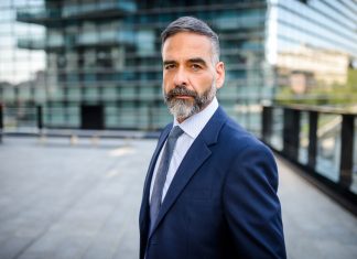 Un millonario enfadado por la reforma fiscal amenaza con tributar fuera de España sin recordar que ya lo hace