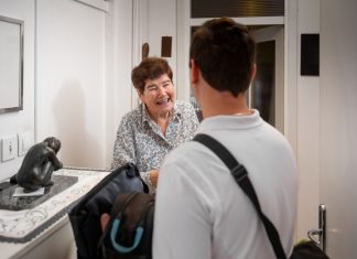 Un falso comercial del gas roba a los ancianos españoles la subida de las pensiones que les había aplicado el Gobierno