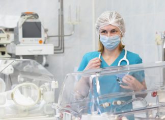 Un bebé se convierte en espermatozoide y óvulo porque la enfermera conectó la incubadora al revés