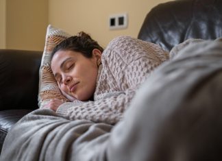 Fuerza una discusión con su pareja para dormir en el sofá porque es más cómodo que su cama