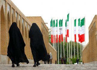 El gobierno de Irán encarga rediseñar el velo porque al parecer ya no funciona