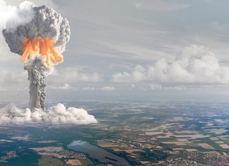 Jóvenes ecologistas hacen estallar una central nuclear para concienciar sobre el calentamiento global