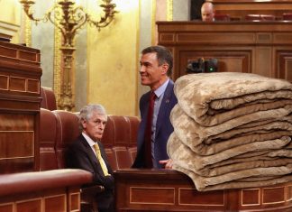 Sánchez anuncia ayudas para las comunidades con calefacción central: una manta gigante de 15 metros cuadrados con la que podrán taparse todos los vecinos