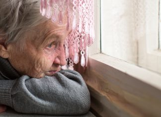 Triste: hace tanto calor que, pese a ser ya noviembre, esta abuela todavía no ha podido decirle a sus nietos que no salgan a la calle tan poco abrigados