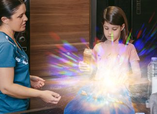 Una madre consigue introducir toda la materia del Universo en el interior de la mochila de su hija antes de una excursión