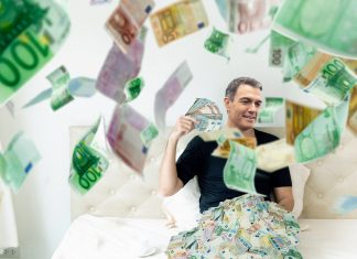 Pedro Sánchez admite que está tardando en repartir los fondos europeos porque quiere hacerse unas cuantas fotos más con los billetes