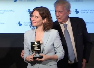 Díaz Ayuso recibe un Whatsapp de Vargas Llosa con el texto «Hey guapa qué haces»