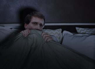 «Oh, no, árboles, árboles… ah, ah…», grita Almeida en plena noche al volver a tener una pesadilla en la que es atacado por árboles