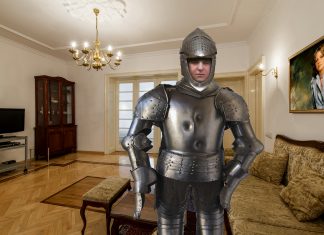 Froilán, incapaz de salir de la armadura en la que se metió al llegar a casa tras la reyerta