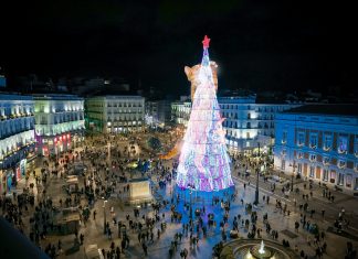 Un gato gigante de seis metros tira al suelo el árbol de Navidad de la Puerta del Sol