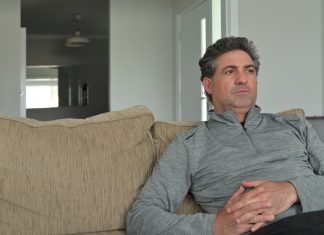 Después de ver un documental sobre el Holocausto, un padre de familia insiste en adoptar a un judío