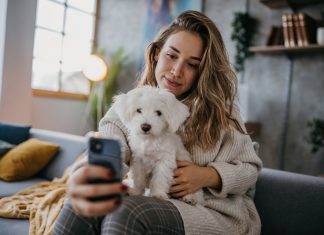 PETA denuncia a todas las personas que usan a sus gatos y perros para parecer más simpáticas y atractivas en sus fotos de Tinder