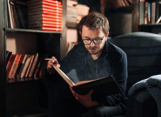 Debido al elevado precio del papel, los editores dejarán de publicar libros para poder seguir fumando