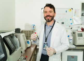 Un científico madrileño logra financiar una investigación con propinas diciendo que es hostelero