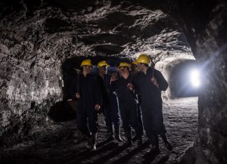 Despiden a una decena de trabajadores de una mina asturiana por hacer «blackface»